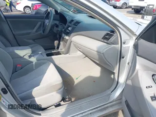 2011 Toyota Camry LE z VIN 4T1BF3EK2BU605745, wystawiony jako IAAI lot #42025820 z przebiegiem 156 094 mil mil oraz . Historia ofert i sprzedaży dostępna na DreamBid. Obrazek 5.