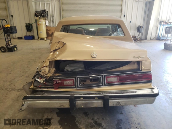 1983 Chrysler New Yorker 5th Ave Edition z VIN 2C3BF66P5DR150653, wystawiony jako Copart lot #75411924 z przebiegiem 67 095 mil mil oraz Szkody całkowita. Historia ofert i sprzedaży dostępna na DreamBid. Obrazek 6.