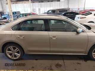 2014 Volkswagen Passat SE z VIN 1VWBN7A36EC064753, wystawiony jako IAAI lot #41221736 z przebiegiem 106 105 mil mil oraz . Historia ofert i sprzedaży dostępna na DreamBid. Obrazek 13.