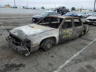 1988 Cadillac DeVille z VIN 1G6CD5155J4224547, wystawiony jako Copart lot #42850345 z przebiegiem Nie podano mil oraz Nie do naprawy • Non repairable. Historia ofert i sprzedaży dostępna na DreamBid. Obrazek 1.