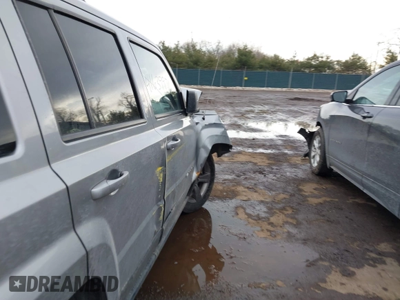 2015 Jeep Patriot Latitude z VIN 1C4NJRFB7FD412238, wystawiony jako IAAI lot #41639976 z przebiegiem 106 767 mil mil oraz . Historia ofert i sprzedaży dostępna na DreamBid. Obrazek 6.