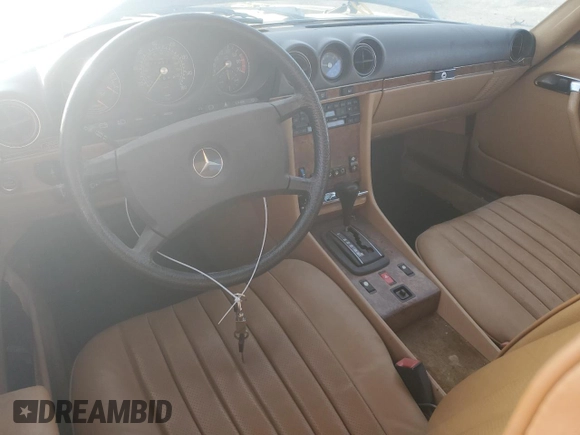 1985 Mercedes-Benz 380 z VIN WDBBA45C6FA018567, wystawiony jako Copart lot #49676645 z przebiegiem 129 320 mil mil oraz Czysty tytuł • Clean title. Historia ofert i sprzedaży dostępna na DreamBid. Obrazek 8.