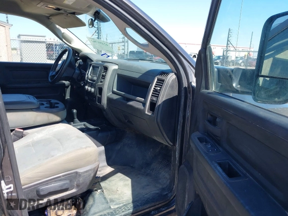 2018 Ram 2500 Tradesman z VIN 3C6UR5HL8JG283609, wystawiony jako IAAI lot #42491762 z przebiegiem 139 492 mil mil oraz . Historia ofert i sprzedaży dostępna na DreamBid. Obrazek 5.