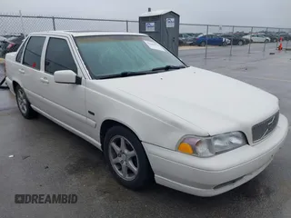 1998 Volvo S70 z VIN YV1LS567XW1543099, wystawiony jako IAAI lot #41606336 z przebiegiem 218 560 mil mil oraz . Historia ofert i sprzedaży dostępna na DreamBid. Obrazek 1.