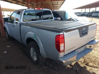 2015 Nissan Frontier SV z VIN 1N6AD0CW8FN737531, wystawiony jako IAAI lot #40278710 z przebiegiem 136 517 mil mil oraz . Historia ofert i sprzedaży dostępna na DreamBid. Obrazek 3.