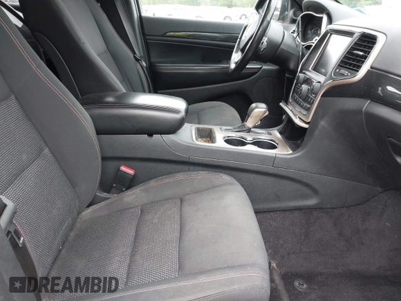 2016 Jeep Grand Cherokee Laredo z VIN 1C4RJFAG6GC475857, wystawiony jako IAAI lot #42311448 z przebiegiem 106 472 mil mil oraz . Historia ofert i sprzedaży dostępna na DreamBid. Obrazek 5.
