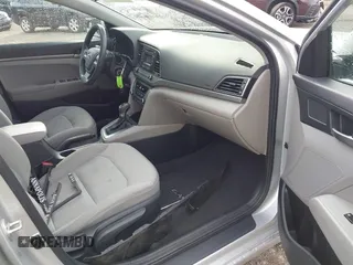 2017 Hyundai Elantra SE z VIN 5NPD74LF5HH171006, wystawiony jako IAAI lot #42268343 z przebiegiem 83 303 mil mil oraz . Historia ofert i sprzedaży dostępna na DreamBid. Obrazek 5.