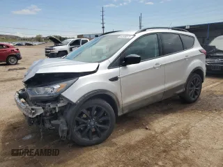 2019 Ford Escape SE z VIN 1FMCU9GD8KUB09943, wystawiony jako Copart lot #54508075 z przebiegiem 74 203 mil mil oraz Szkody całkowita. Historia ofert i sprzedaży dostępna na DreamBid. Obrazek 1.