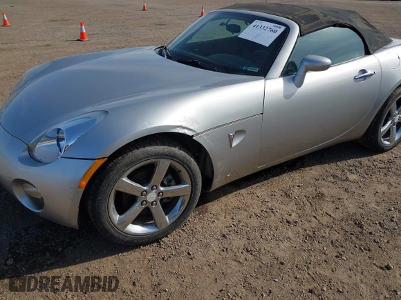 2007 Pontiac Solstice z VIN 1G2MB35B57Y111621, wystawiony jako IAAI lot #41332760 z przebiegiem 49 784 mil mil oraz . Historia ofert i sprzedaży dostępna na DreamBid. Obrazek 6.