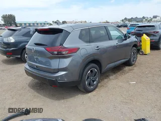 2024 Nissan Rogue SV z VIN JN8BT3BA6RW005788, wystawiony jako IAAI lot #42228429 z przebiegiem 6 097 mil mil oraz . Historia ofert i sprzedaży dostępna na DreamBid. Obrazek 4.