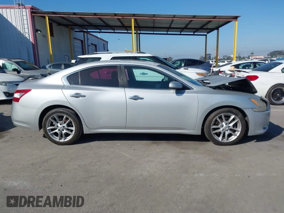 2011 Nissan Maxima SV z VIN 1N4AA5AP6BC828992, wystawiony jako IAAI lot #41681824 z przebiegiem 164 162 mil mil oraz . Historia ofert i sprzedaży dostępna na DreamBid. Obrazek 13.