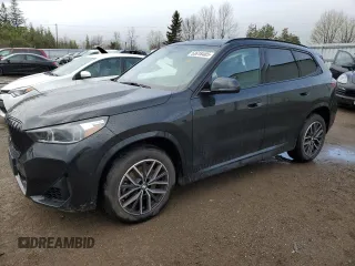 2024 BMW X1 xDrive28i z VIN WBX73EF04R5Z55137, wystawiony jako Copart lot #53618405 z przebiegiem 5 160 mil mil oraz Czysty tytuł • Clean title. Historia ofert i sprzedaży dostępna na DreamBid. Obrazek 1.