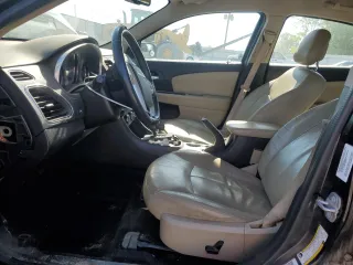 2014 Chrysler 200 Limited z VIN 1C3CCBCG0EN198487, wystawiony jako Copart lot #52913655 z przebiegiem Nie podano mil oraz Szkoda całkowita • Salvage title. Historia ofert i sprzedaży dostępna na DreamBid. Obrazek 7.