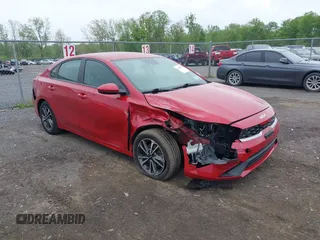 2023 Kia Forte LXS z VIN 3KPF24AD7PE531825, wystawiony jako IAAI lot #42224050 z przebiegiem 52 265 mil mil oraz . Historia ofert i sprzedaży dostępna na DreamBid. Obrazek 1.