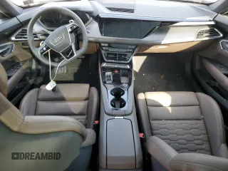 2022 Audi e-tron GT Premium Plus z VIN WAUCJBFW2N7004693, wystawiony jako Copart lot #68906384 z przebiegiem Nie podano mil oraz Szkody całkowita. Historia ofert i sprzedaży dostępna na DreamBid. Obrazek 8.