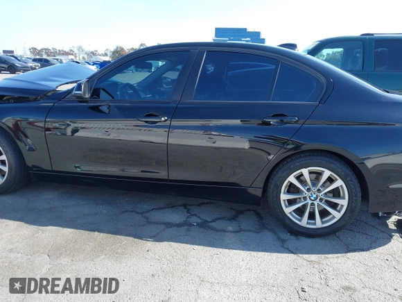 2017 BMW 3 Series 320i z VIN WBA8E1G52HNU15294, wystawiony jako IAAI lot #41980037 z przebiegiem 100 880 mil mil oraz . Historia ofert i sprzedaży dostępna na DreamBid. Obrazek 14.