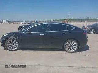 2019 Tesla Model 3 Mid Range z VIN 5YJ3E1EA3KF310976, wystawiony jako IAAI lot #41968012 z przebiegiem Nie podano mil oraz . Historia ofert i sprzedaży dostępna na DreamBid. Obrazek 13.