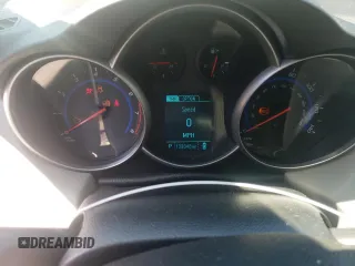 2015 Chevrolet Cruze LS z VIN 1G1PA5SG2F7278331, wystawiony jako Copart lot #52380075 z przebiegiem 138 848 mil mil oraz Szkoda całkowita • Salvage title. Historia ofert i sprzedaży dostępna na DreamBid. Obrazek 9.