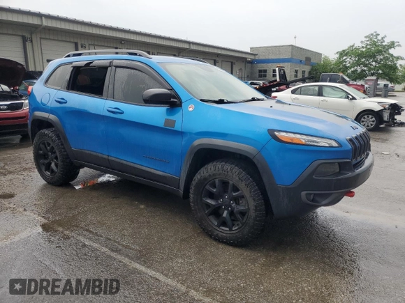 2017 Jeep Cherokee Trailhawk z VIN 1C4PJMBS1HW648716, wystawiony jako Copart lot #57490635 z przebiegiem 94 983 mil mil oraz Szkoda całkowita • Salvage title. Historia ofert i sprzedaży dostępna na DreamBid. Obrazek 4.