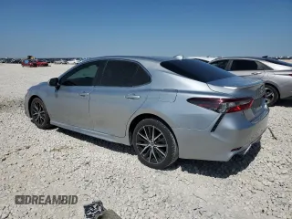 2022 Toyota Camry SE z VIN 4T1G11AK7NU695218, wystawiony jako Copart lot #50276535 z przebiegiem 64 539 mil mil oraz Czysty tytuł • Clean title. Historia ofert i sprzedaży dostępna na DreamBid. Obrazek 2.
