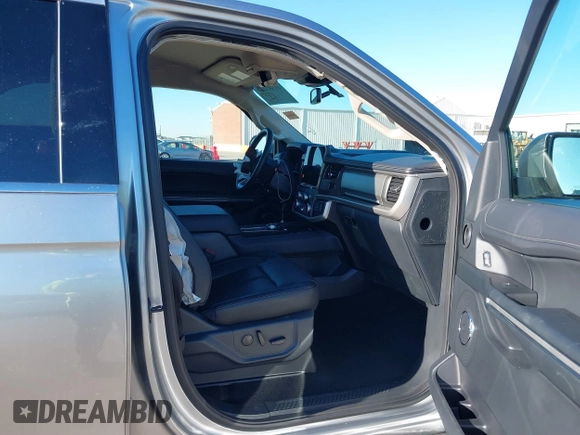 2024 Ford Expedition XLT with VIN 1FMJU1H81REA58591, listed as a IAAI auction lot 41387275 with 3,173 mi miles. Bid and sale history available at carsss.com. Image 5.