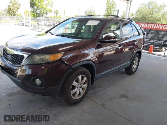 2012 Kia Sorento LX z VIN 5XYKT4A6XCG218424, wystawiony jako IAAI lot #42351646 z przebiegiem 185 016 mil mil oraz . Historia ofert i sprzedaży dostępna na DreamBid. Obrazek 2.