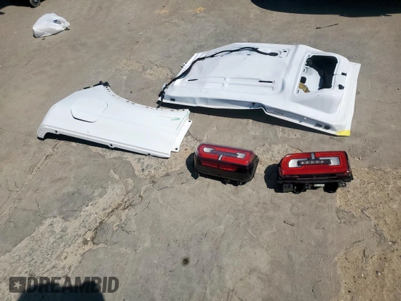 2024 Ford Bronco Outer Banks z VIN 1FMDE8BH8RLA81101, wystawiony jako Copart lot #56736785 z przebiegiem 5 437 mil mil oraz Szkoda całkowita • Salvage title. Historia ofert i sprzedaży dostępna na DreamBid. Obrazek 13.