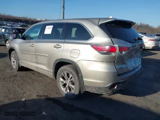 2015 Toyota Highlander LE with VIN 5TDBKRFH7FS200755, listed as a IAAI auction lot 41758609 with 139,267 mi miles. Bid and sale history available at carsss.com. Image 3.