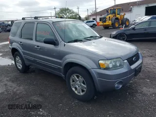 2007 Ford Escape Limited with VIN 1FMCU94167KA76261, listed as a IAAI auction lot 42152654 with 139,019 mi miles. Bid and sale history available at carsss.com. Image 1.