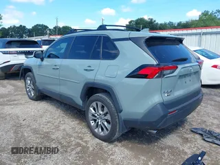 2021 Toyota RAV4 XLE Premium z VIN 2T3C1RFVXMW184382, wystawiony jako IAAI lot #40343908 z przebiegiem 58 594 mil mil oraz . Historia ofert i sprzedaży dostępna na DreamBid. Obrazek 3.