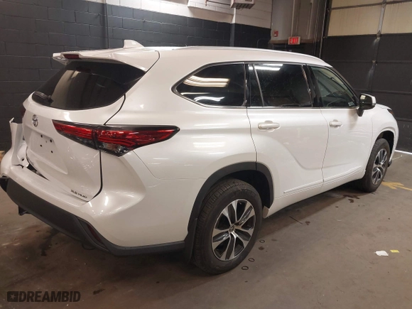 2022 Toyota Highlander XLE with VIN 5TDGZRBH5NS168930, listed as a IAAI auction lot 41913580 with 16,762 mi miles. Bid and sale history available at carsss.com. Image 4.