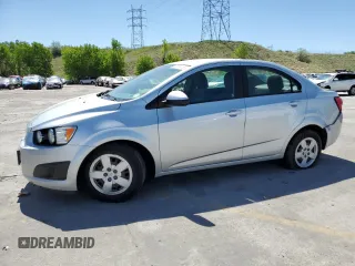 2016 Chevrolet Sonic LS z VIN 1G1JA5SH2G4101568, wystawiony jako Copart lot #57529175 z przebiegiem 56 780 mil mil oraz Szkoda całkowita • Salvage title. Historia ofert i sprzedaży dostępna na DreamBid. Obrazek 1.