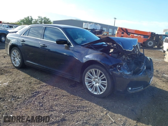 2011 Chrysler 300 Limited z VIN 2C3CA5CG3BH573543, wystawiony jako IAAI lot #41862364 z przebiegiem 165 573 mil mil oraz . Historia ofert i sprzedaży dostępna na DreamBid. Obrazek 1.