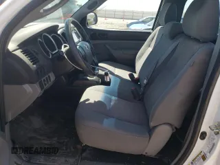 2014 Toyota Tacoma z VIN 5TFNX4CNXEX034493, wystawiony jako Copart lot #52005944 z przebiegiem 83 979 mil mil oraz Szkoda całkowita • Salvage title. Historia ofert i sprzedaży dostępna na DreamBid. Obrazek 7.