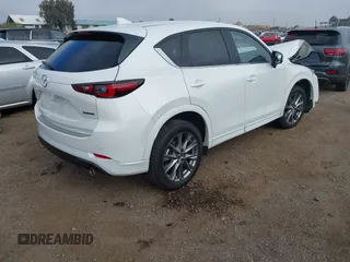 2025 Mazda CX-5 S Premium Plus z VIN JM3KFBEM2S0637206, wystawiony jako IAAI lot #42079234 z przebiegiem 2324 mil mil oraz . Historia ofert i sprzedaży dostępna na DreamBid. Obrazek 4.