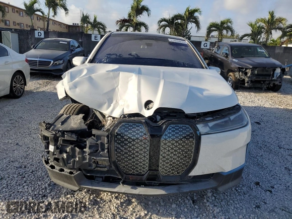 2024 BMW iX xDrive50 z VIN WB523CF02RCS04556, wystawiony jako Copart lot #51800655 z przebiegiem 7 915 mil mil oraz Czysty tytuł • Clean title. Historia ofert i sprzedaży dostępna na DreamBid. Obrazek 5.