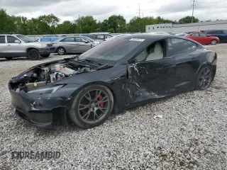2023 Tesla Model S Plaid z VIN 5YJSA1E67PF511354, wystawiony jako Copart lot #56648975 z przebiegiem 69 002 mil mil oraz Szkoda całkowita • Salvage title. Historia ofert i sprzedaży dostępna na DreamBid. Obrazek 1.