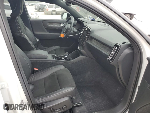 2022 Volvo XC40 R-Design z VIN YV4AC2HM9N2657130, wystawiony jako Copart lot #47513503 z przebiegiem 11 558 mil mil oraz . Historia ofert i sprzedaży dostępna na DreamBid. Obrazek 7.