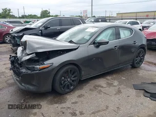 2021 Mazda 3 Premium z VIN JM1BPAML1M1318708, wystawiony jako IAAI lot #42178243 z przebiegiem 62 455 mil mil oraz . Historia ofert i sprzedaży dostępna na DreamBid. Obrazek 2.