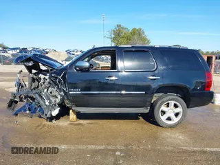 2009 Chevrolet Tahoe LTZ z VIN 1GNFK33049R297484, wystawiony jako IAAI lot #41305771 z przebiegiem 270 024 mil mil oraz . Historia ofert i sprzedaży dostępna na DreamBid. Obrazek 14.