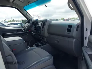 2021 Nissan NV Cargo SV z VIN 1N6BF0LY9MN808457, wystawiony jako IAAI lot #41994149 z przebiegiem 132 571 mil mil oraz . Historia ofert i sprzedaży dostępna na DreamBid. Obrazek 5.