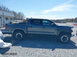 2019 Toyota Tacoma 4WD SR with VIN 3TMCZ5AN2KM268915, listed as a IAAI auction lot 41696555 with 33,573 mi miles. Bid and sale history available at carsss.com. Image 14.
