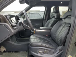 2022 Rivian R1S Launch Edition z VIN 7PDSGABL4NN000393, wystawiony jako Copart lot #44218005 z przebiegiem 26 598 mil mil oraz Szkoda całkowita • Salvage title. Historia ofert i sprzedaży dostępna na DreamBid. Obrazek 7.