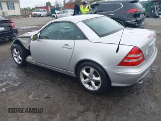 2001 Mercedes-Benz SLK 230/320 z VIN WDBKK65F61F223014, wystawiony jako IAAI lot #42193397 z przebiegiem 291 610 mil mil oraz . Historia ofert i sprzedaży dostępna na DreamBid. Obrazek 3.