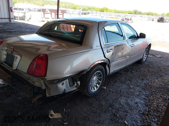 2000 Lincoln Town Car Signature z VIN 1LNHM82W1YY869805, wystawiony jako IAAI lot #42051938 z przebiegiem 125 940 mil mil oraz . Historia ofert i sprzedaży dostępna na DreamBid. Obrazek 4.