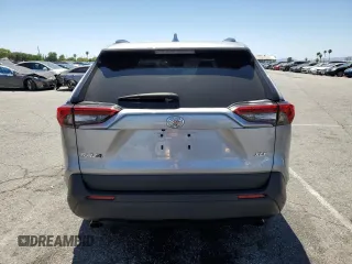 2024 Toyota RAV4 XLE Premium z VIN 2T3C1RFV8RC263882, wystawiony jako Copart lot #63328475 z przebiegiem 11 788 mil mil oraz Szkoda całkowita • Salvage title. Historia ofert i sprzedaży dostępna na DreamBid. Obrazek 6.