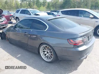 2008 BMW 3 Series 335xi z VIN WBAWC73588E066356, wystawiony jako IAAI lot #42241895 z przebiegiem 98 161 mil mil oraz . Historia ofert i sprzedaży dostępna na DreamBid. Obrazek 3.