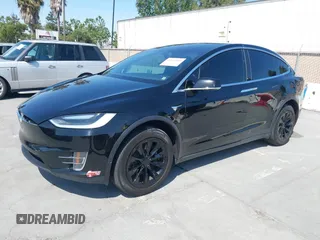 2017 Tesla Model X 90D z VIN 5YJXCBE23HF027198, wystawiony jako IAAI lot #42439451 z przebiegiem 111 122 mil mil oraz . Historia ofert i sprzedaży dostępna na DreamBid. Obrazek 2.