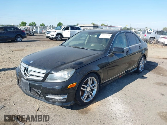 2013 Mercedes-Benz C 250 Sport z VIN WDDGF4HB9DR274623, wystawiony jako IAAI lot #42454520 z przebiegiem 142 991 mil mil oraz . Historia ofert i sprzedaży dostępna na DreamBid. Obrazek 2.