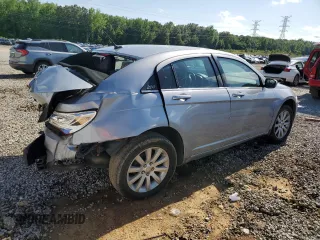 2013 Chrysler 200 Touring z VIN 1C3CCBBB3DN768437, wystawiony jako Copart lot #55159375 z przebiegiem 117 502 mil mil oraz Szkoda całkowita • Salvage title. Historia ofert i sprzedaży dostępna na DreamBid. Obrazek 3.